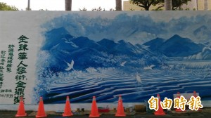 老師畫筆一揮 中市福和里壁畫更添生命力