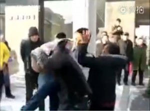 父母幫買房還不好？ 強國男當街毆打父母