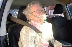 驚見老婦人凍死車內  破窗救援竟是「假的」！