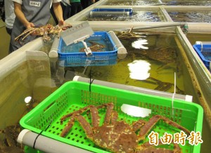 3港女「上引水產」廁所偷吃海鮮遭逮  影片曝光