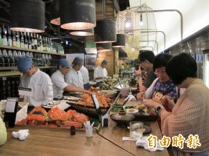 3港女知名餐廳偷海鮮 廁所狂嗑4000元鮑魚生蠔