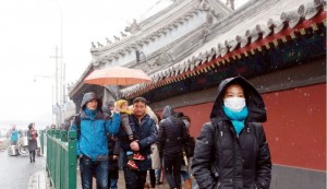霾鎖北京又逢下雪  當局呼籲「雪很髒」要撐傘