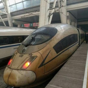 中國高鐵穿越霧霾  慘烈照讓網友驚呼「火燒車」