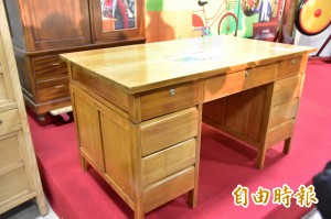 內湖再生家具拍賣 「將軍桌」4萬6000元拍出