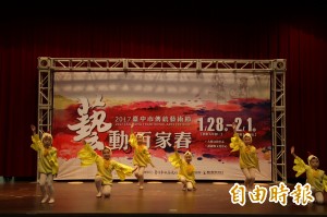 台中傳藝節迎雞年 送紅包、走春看表演