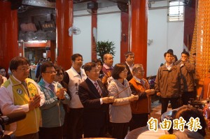 蔡總統與親家贈福袋 民眾凌晨3點就來等 蔡總統與親家贈福袋 民眾凌晨3點就來等