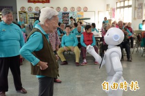 Pepper機器人新工作 老人安養中心當照護員