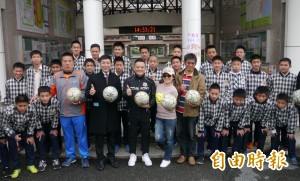 助清寒學子圓踢球夢 王彩樺現身花蓮力挺