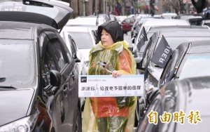 Uber司機上街抗議 250台車包圍交通部