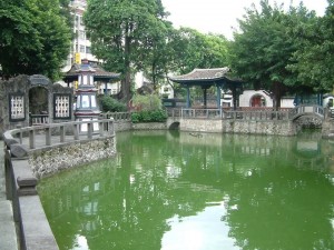 板橋林家花園水池呈「深綠」 遊客觀感差
