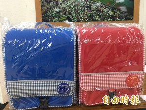 板橋區公所 贈350個愛心日式造型書包助學子