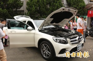 「慾茶園」賓士車 雲檢231萬元拍出