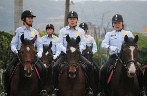 上馬服勤  新北騎警隊馬術檢定過關