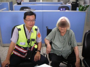 謎一樣的90歲曾祖母！坐輪椅翹家一公里迷路