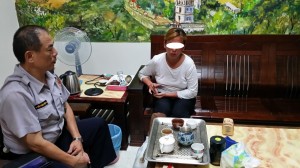 半夜山區看到白衣女散步 背後的原因很辛酸