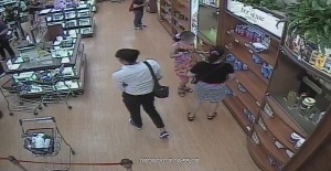 賣場架上有手機 母竟指使9歲女偷放背包