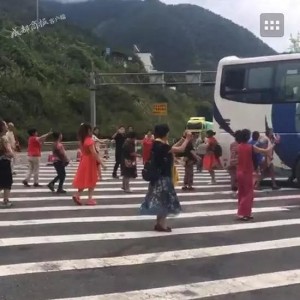 車子拋錨待援 中國大媽高速公路上大跳廣場舞