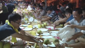 苗縣五福廟普度「搶貢品」 30秒掃光