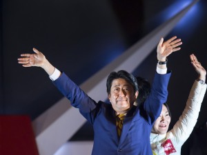 日眾院選舉截止投票 自民黨大勝單獨過半