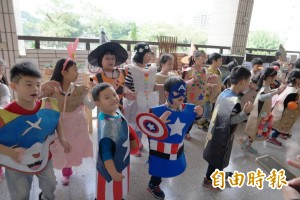 萬聖節搞變裝趴 學童自製禮服走秀