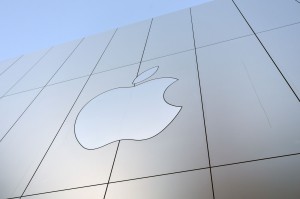 蘋果承認刻意降速iPhone 美國果粉開告！
