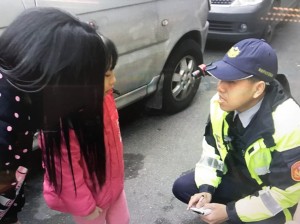 最暖心的背影 警車跟著小腳踏車護送5歲迷童夜騎返家 社會 自由時報電子報