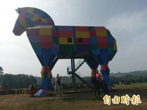 16米高彩虹馬超吸睛 遊客：特洛伊木馬！