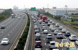 春節連假國道湧車潮    逾全國汽車登記數的一半