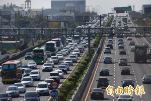 天晴出遊回娘家 國道1號台中段大塞車