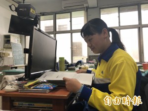 視力不到0.1！桃園高中許曜筑 靠大字課本拚出53級分