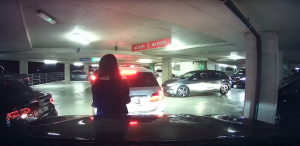 女為插隊「肉身擋車」 駕駛批：別給華人丟臉！