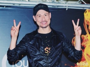 她捧張學友照片ㄎㄎ傻笑 送醫診斷竟罹怪病