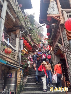 日本客才剛走 南韓遊客接力擠爆九份