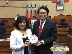 議長宋瑋莉送蛋糕 林右昌:第一個父親節蛋糕 議長宋瑋莉送蛋糕 林右昌:第一個父親節蛋糕