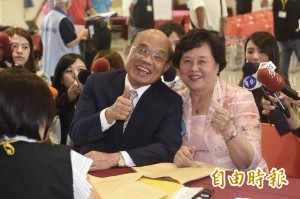 蘇貞昌登記參選   與太太牽手放閃曬恩愛