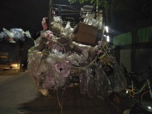 回收車超載釀死亡車禍 半年後反說：是她騎太快