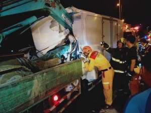 國10燕巢段凌晨車禍 物流車駕駛撞怪手亡