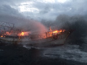 野柳外海火燒船太猛烈 船長棄船救了9條命