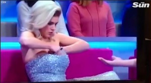 巨乳儲物超好用 女星當眾喬奶掏...網驚呆