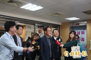 慰勞驗票律師 丁守中送蜂蜜檸檬