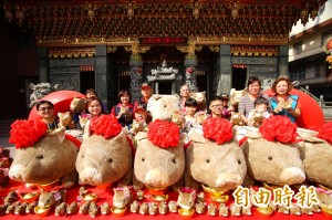 首獎加碼到10萬！佳冬廣惠宮擲筊大賽 還有萌豬布偶報喜