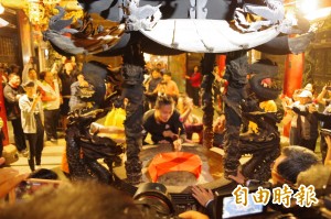 新港奉天宮搶到頭香 他祈願今年脫單