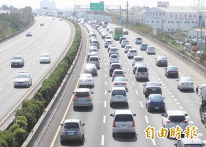 初二南下車潮湧現 國1、國5部分路段時速僅20公里
