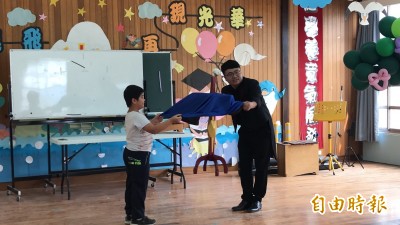 魔術師使出神秘漂浮術 國小生驚呼連連