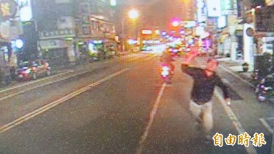 男拿盆栽砸救護車「練投」 自爆還曾與火車對決