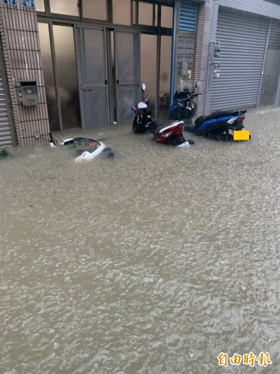雨炸新竹！多處地下道封閉、護城河水淹馬路