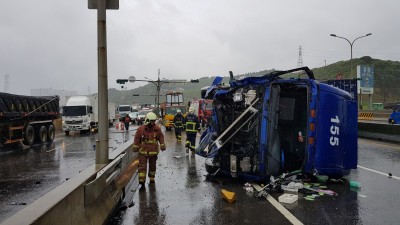 貨車西濱公路上打滑自撞護欄翻覆  駕駛幸運僅輕傷