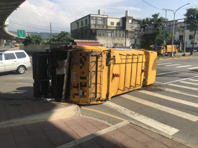 新北垃圾車過彎失控翻覆 2人受傷