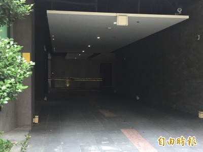 一男一女陳屍新莊汽車旅館 警封鎖現場調查