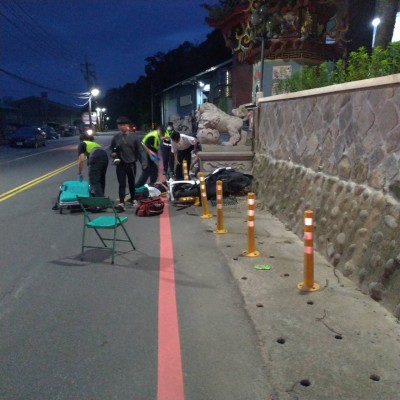 機車雙載自撞石階彈飛 2少年命大僅輕傷